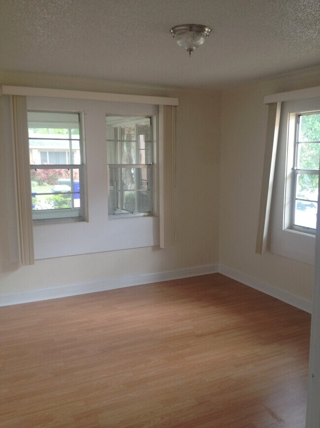 Building Photo - 1028 W 11th St