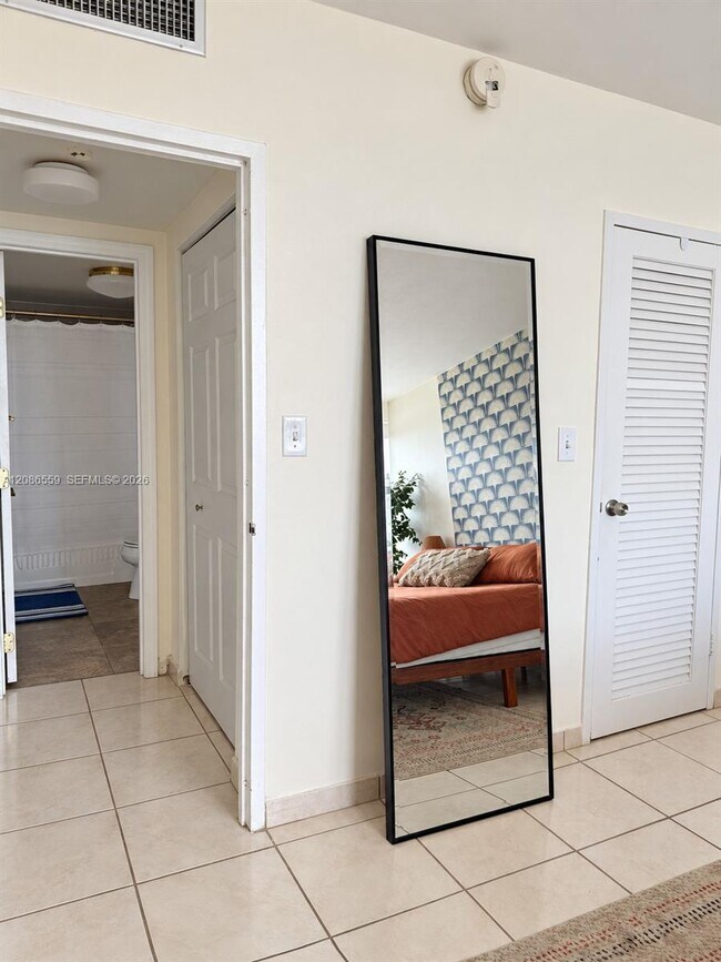 Building Photo - 2899 Collins Ave