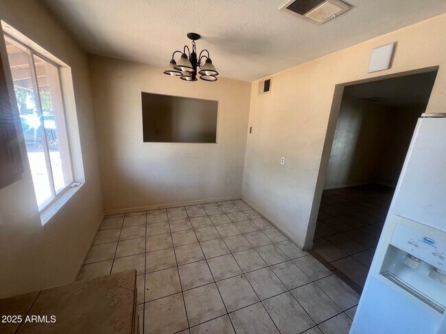 Building Photo - 1237 E Vine Ave