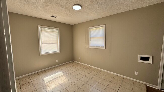 Building Photo - 2434 Vollintine Ave