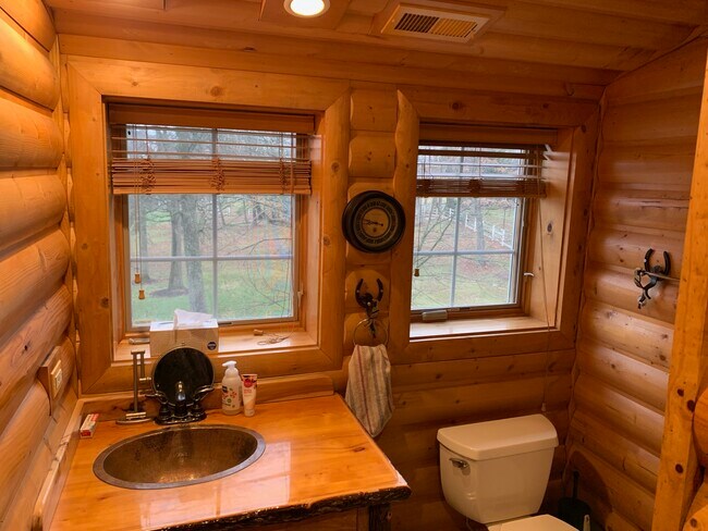 Building Photo - 4 W County Line Rd