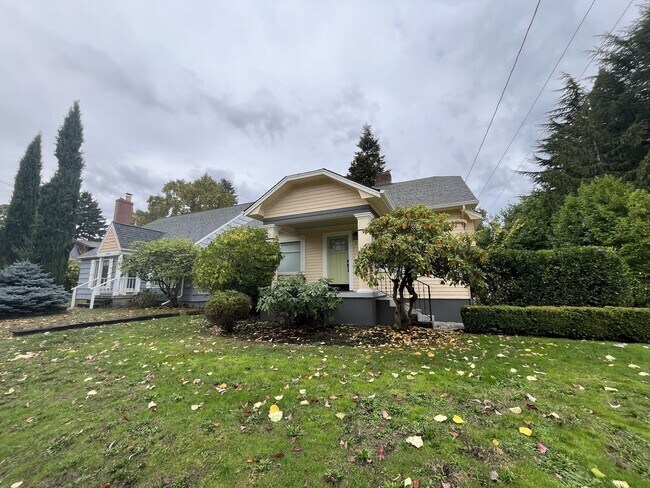 Building Photo - Charming 4-Bedroom Portland Home with Spac...