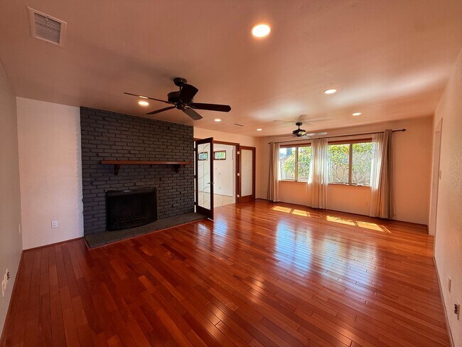 Building Photo - Charming 4BR San Diego Home with Front Dec...