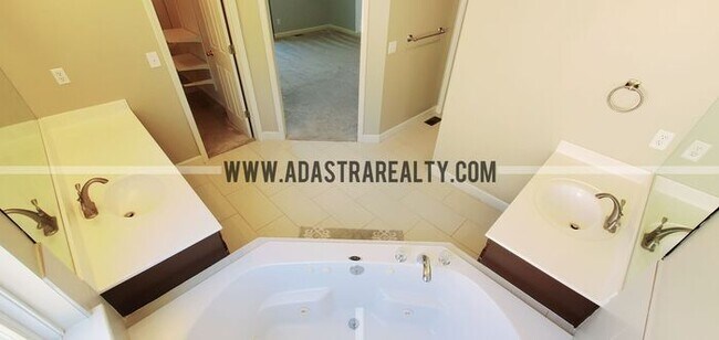 Building Photo - Gorgeous Updated Home in Blue Valley, South Overland Park-Available in APRIL!!