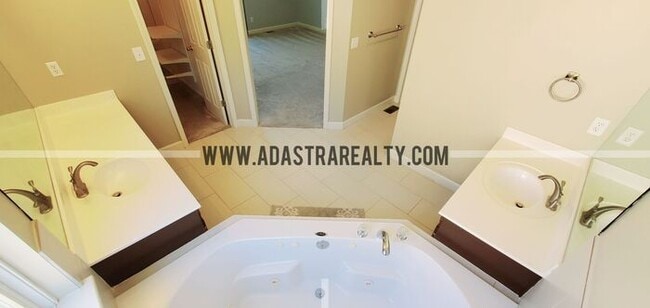 Building Photo - Gorgeous Updated Home in Blue Valley, South Overland Park-Available NOW!!