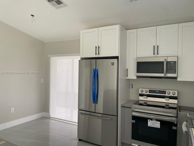 Building Photo - 880 NW 123rd Ct