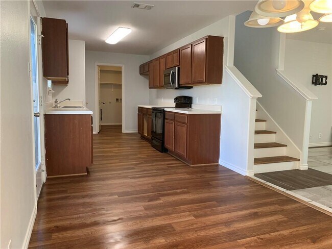 Building Photo - 328 Almquist St