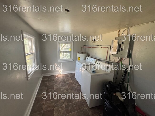 Building Photo - $745 - 2 bed 1 bath - Single Family