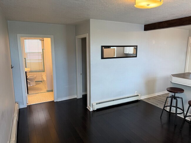 Building Photo - Updated 2 bed 1 bathroom in the avenues!