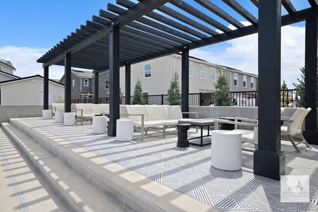 Building Photo - 2710 E Tamarind Dr