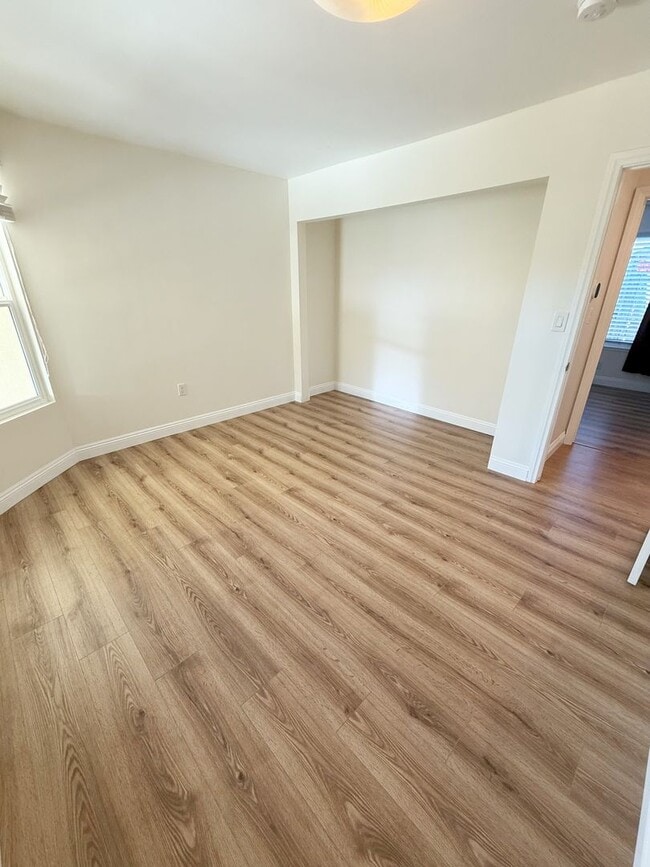 Building Photo - Beautifully Upgraded 4 Bed/2 Bath Single-L...