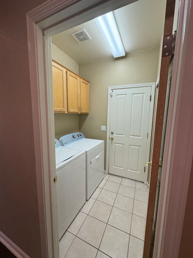 Building Photo - Lovely 4bed/2bath Home in West Sacramento