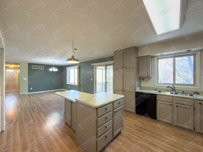 Building Photo - Main level living!