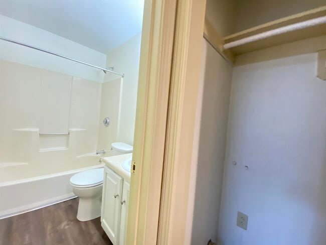 Building Photo - 521 Pine St