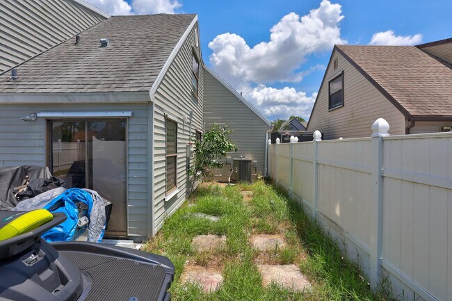 Building Photo - 6052 Lace Wood Cir