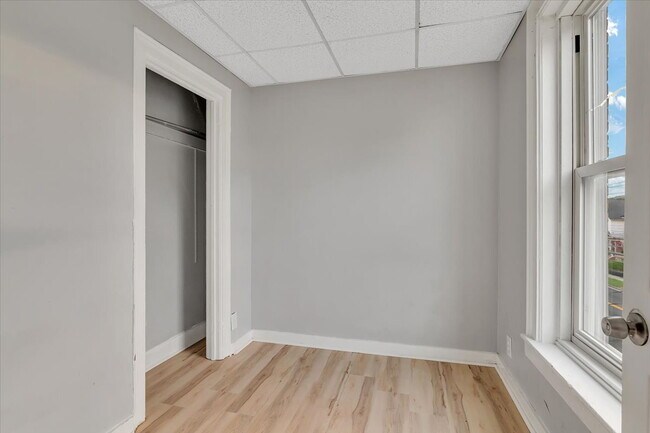 Building Photo - "Spacious 3-Bedroom Gem at 57 1/2 Saratoga...
