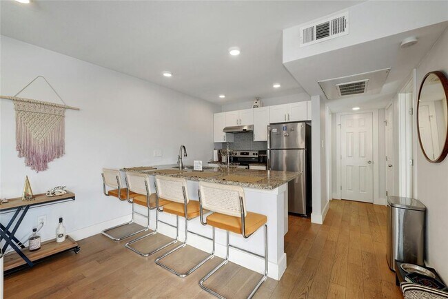 Building Photo - 909 Reinli St