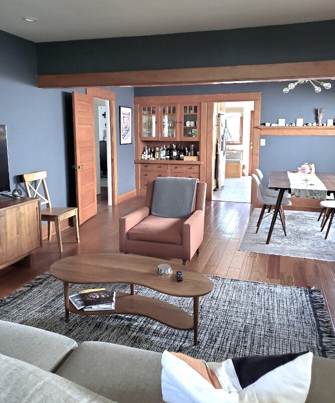 Building Photo - 316 W Victoria St