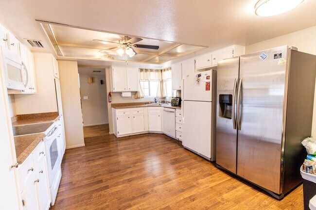 Building Photo - 6 Bedroom 3.5 Bathroom Tri-Level Home In Tempe close to ASU