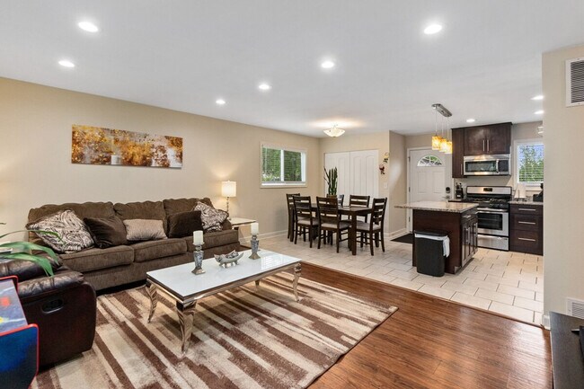 Building Photo - 121 King Ct