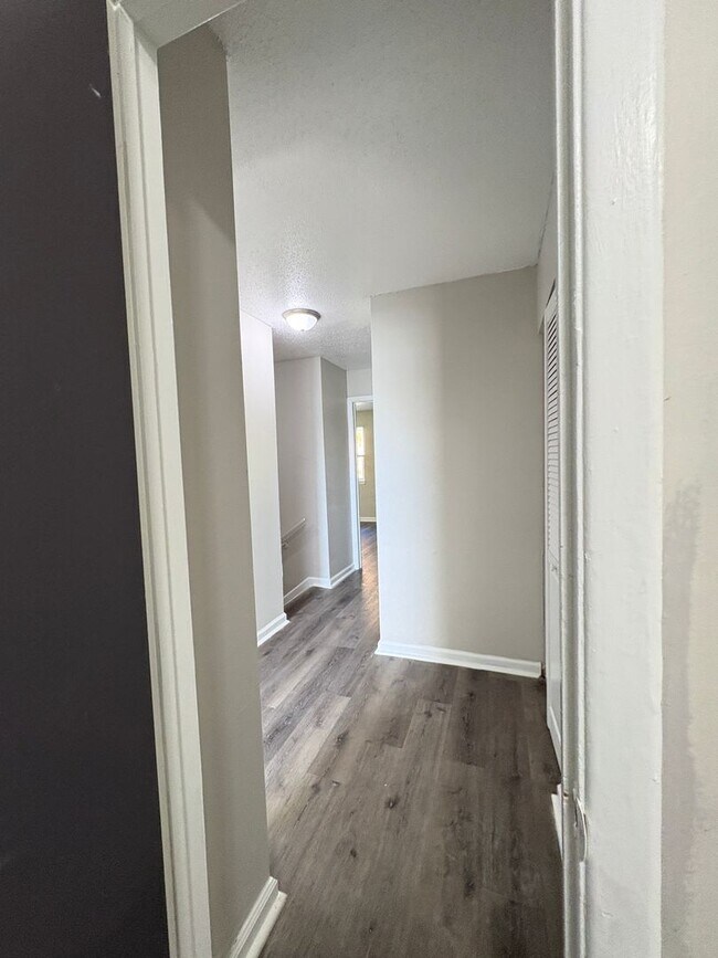 Building Photo - Remington On Rockville Living