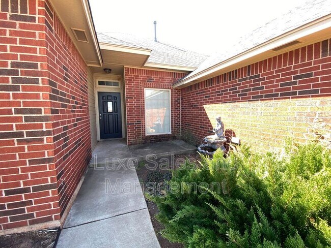 Building Photo - 640 E Linden Ln