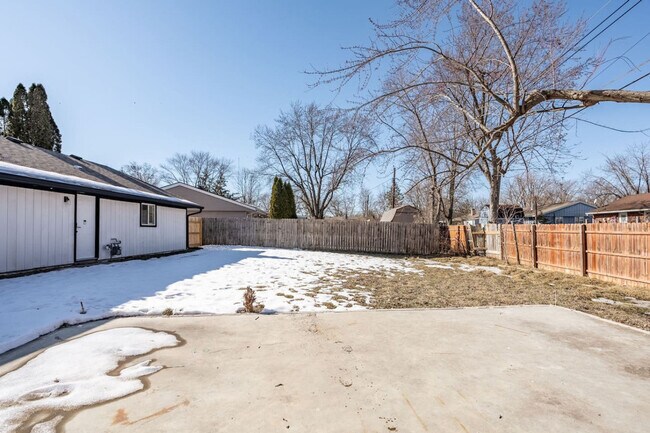 Building Photo - 8744 Montery Ct