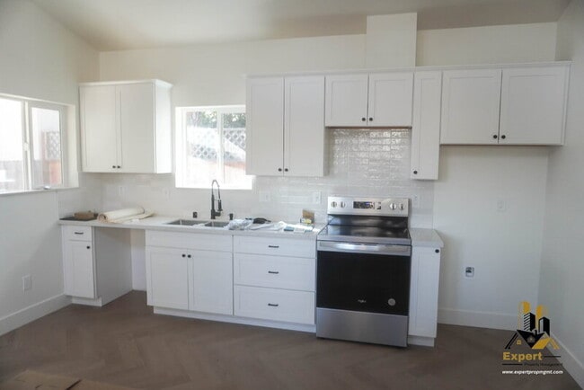 Building Photo - 125 B St