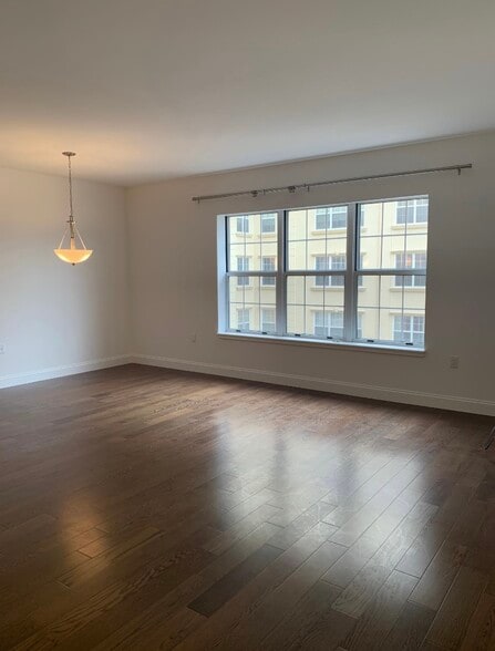 Building Photo - 10 Byron Pl