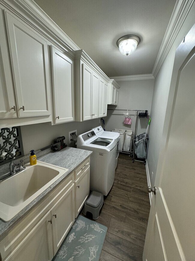 Building Photo - 629 Dumaine Dr