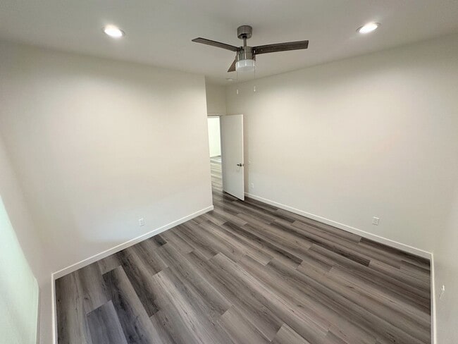 Building Photo - Spacious 3bd/2ba detached REAR home/unit i...