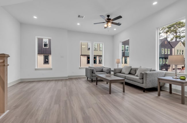 Building Photo - Sleek & Modern 3/2 in Garden Oaks