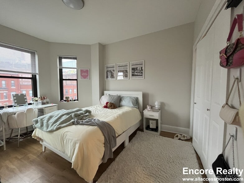 Building Photo - 833 Beacon St