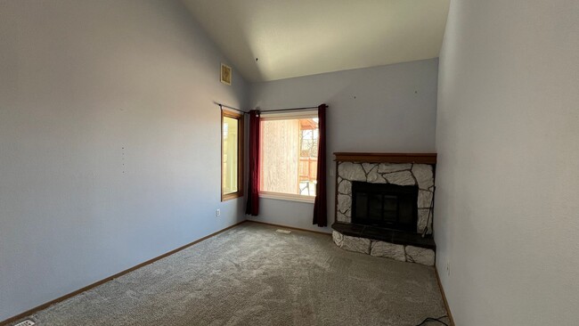 Building Photo - 2 bed/1.5 bath W/Fenced Yard and 2 Car Gar...