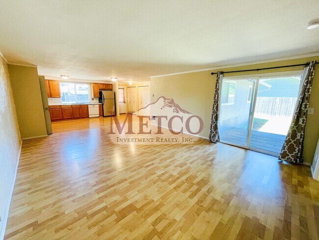 Building Photo - Spacious 4 Bedroom House In Springfield!