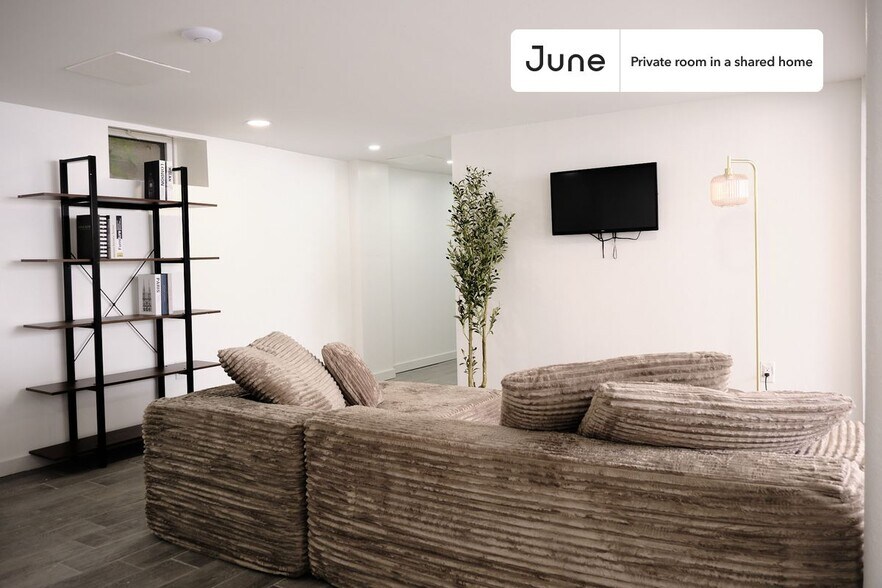 Building Photo - Room in Shared 4 bed/4 bath home