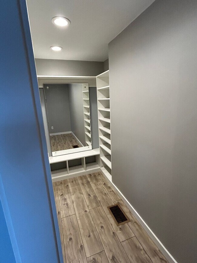 Building Photo - 475 W Kanawha Ave