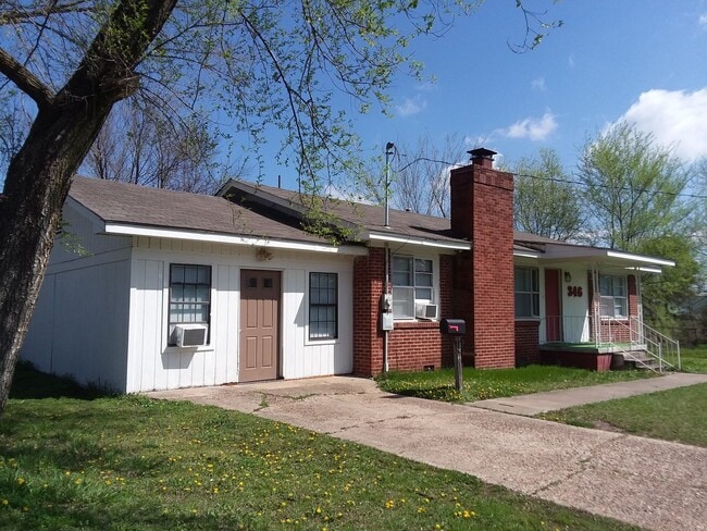 Building Photo - Spacious 3 bedroom and 1 bathroom