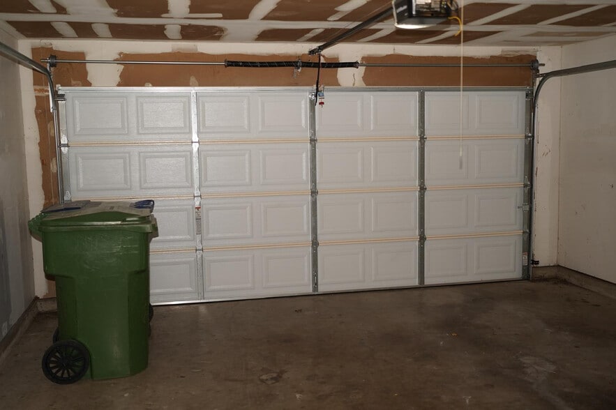 Building Photo - Room in House on Corona Dr