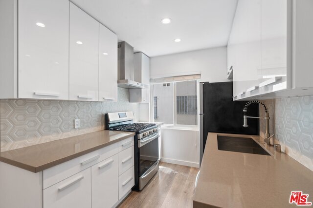 Building Photo - 702 S St Andrews Pl