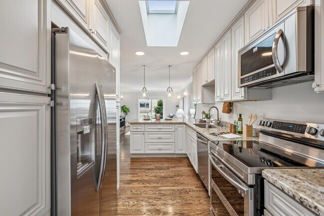 Building Photo - Beautiful 3 Bedroom 2 Bathroom Single Fami...