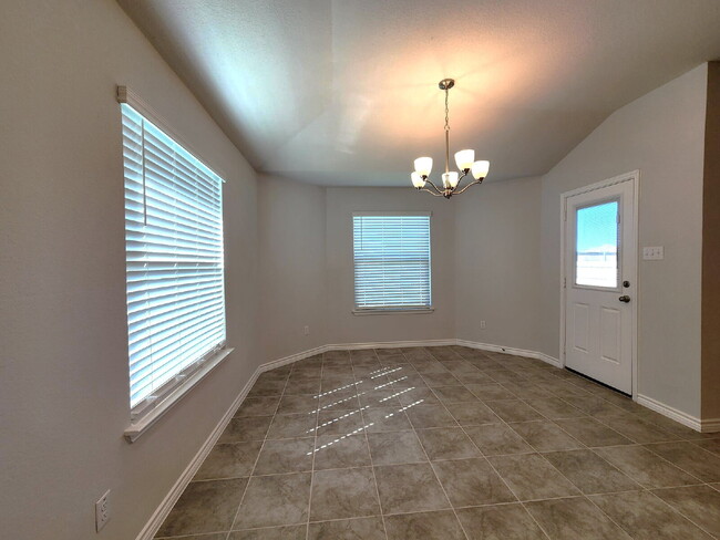 Building Photo - "Bright and Beautiful 3-Bedroom 2-Bath Hom...