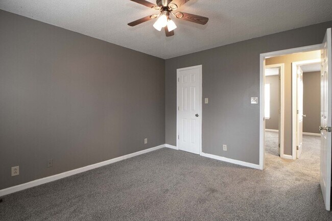 Building Photo - 924 Van Buren Ave