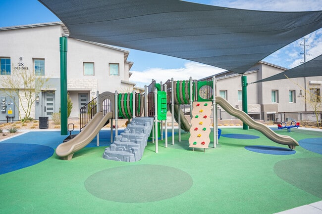 Building Photo - 600 N Carriage Hill Dr