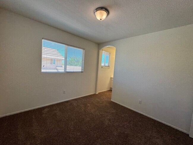 Building Photo - Spacious 4 Bedroom Home in Victorville