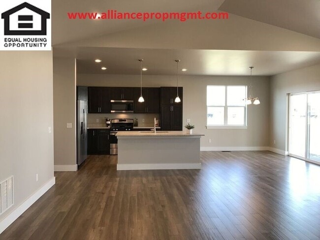 Building Photo - Spectacular 4-bedroom home in great location!