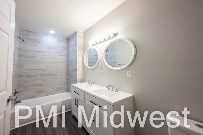 Building Photo - 925 N Sheffield Ave