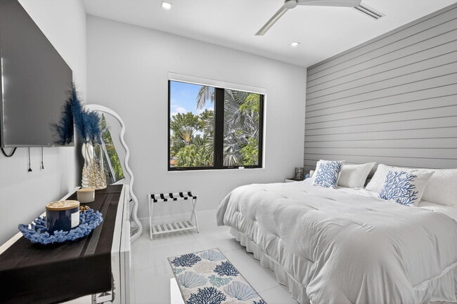 Building Photo - 334 Isle of Capri Dr