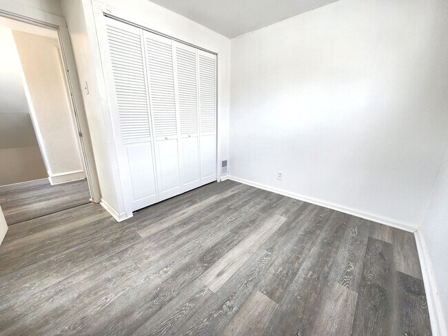 Building Photo - 5 bedroom single family - Available now!