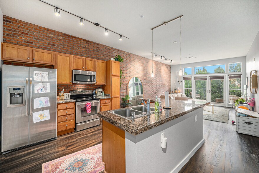 Primary Photo - 7240 W Custer Ave